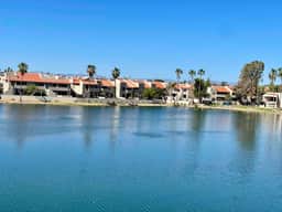 Quiet Desert Getaway with Lake View - Image 3