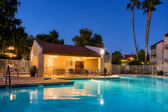 Quiet Desert Getaway with Lake View - Image 1