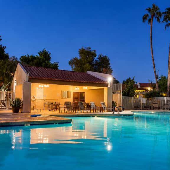 Quiet Desert Getaway with Lake View - Image 1