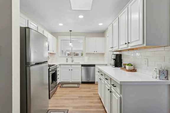 Bright & Modern 2BR/1BA – Sun City Escape - Image 4