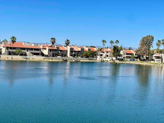 Quiet Desert Getaway with Lake View - Image 3