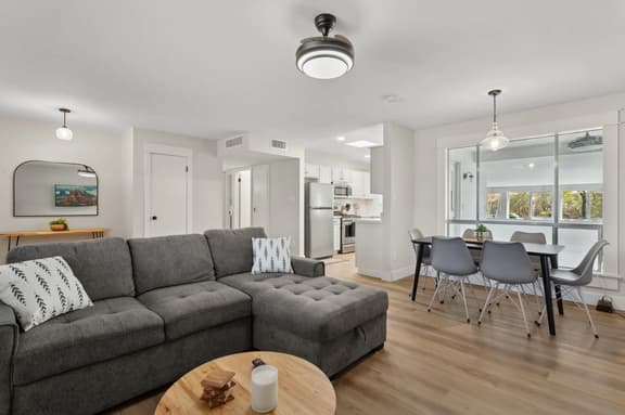 Bright & Modern 2BR/1BA – Sun City Escape - Image 1